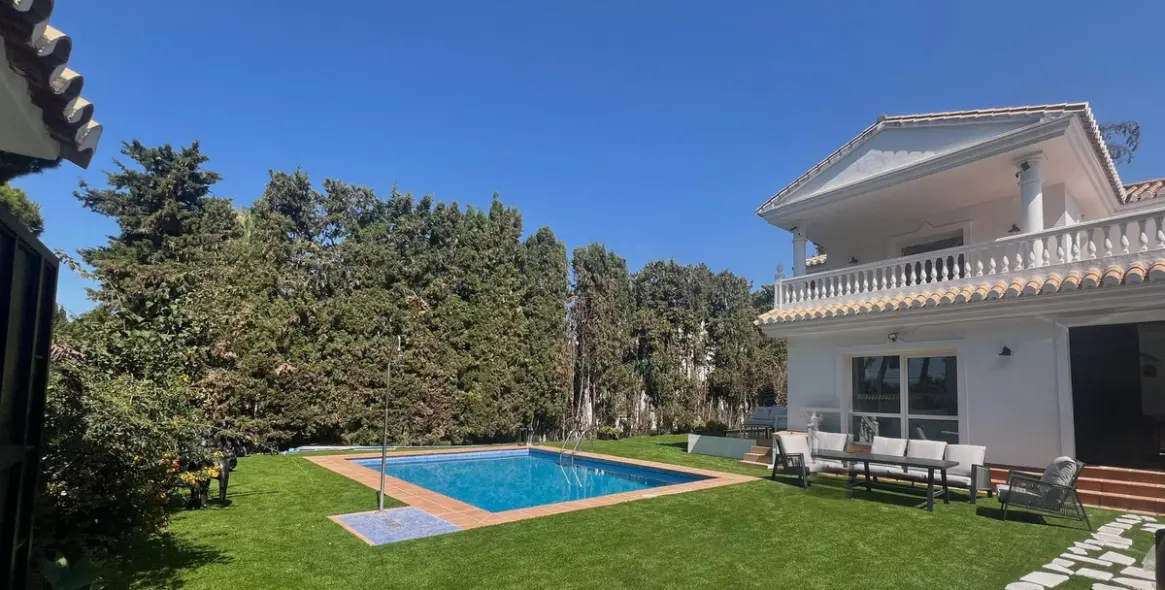 Sale of detached villa in Marbella 2