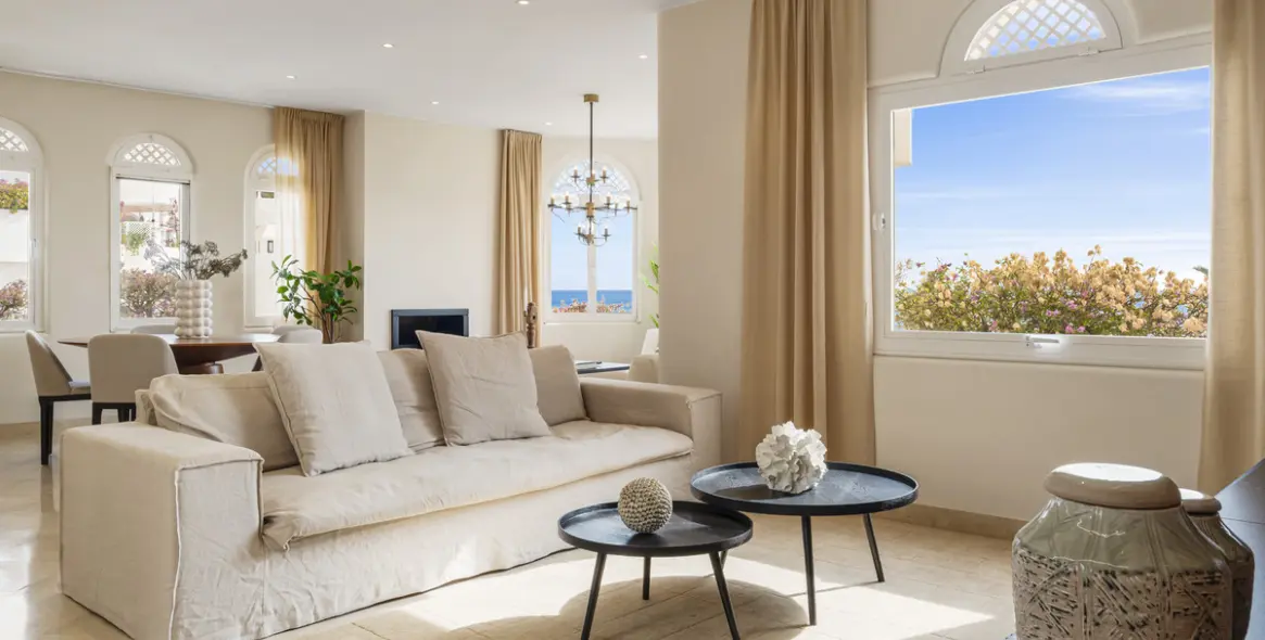 Long-term rent of penthouse duplex in The Golden Mile 15