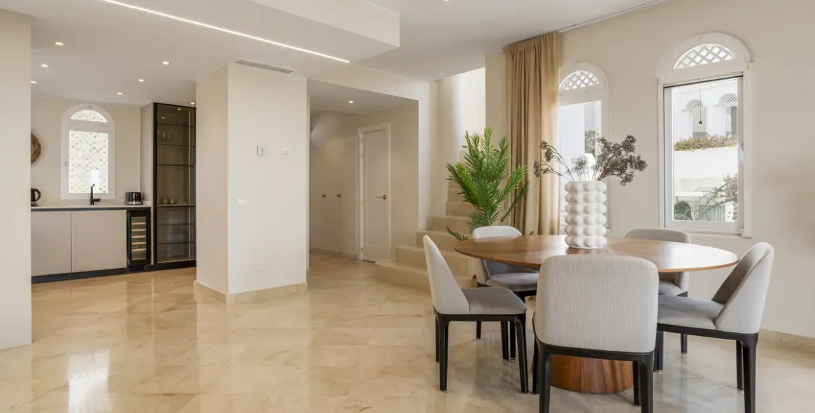 Long-term rent of penthouse duplex in The Golden Mile 17