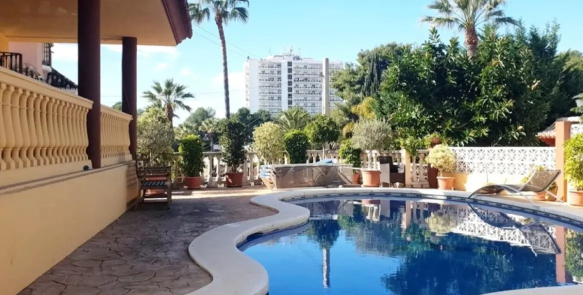 Продажа  отдельно стоящей виллы в Nueva Andalucía 1