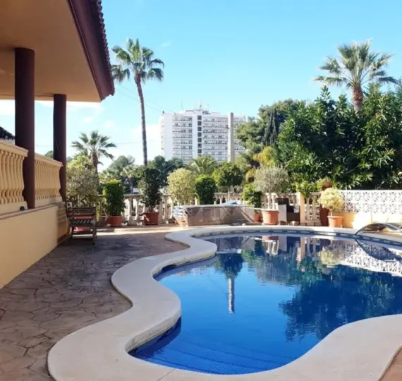 Venta de villa independiente en Nueva Andalucía