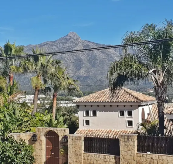 Venta de villa independiente en Nueva Andalucía