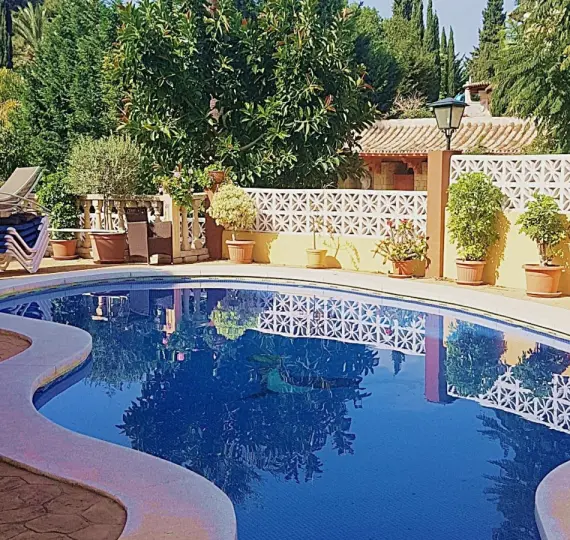 Venta de villa independiente en Nueva Andalucía