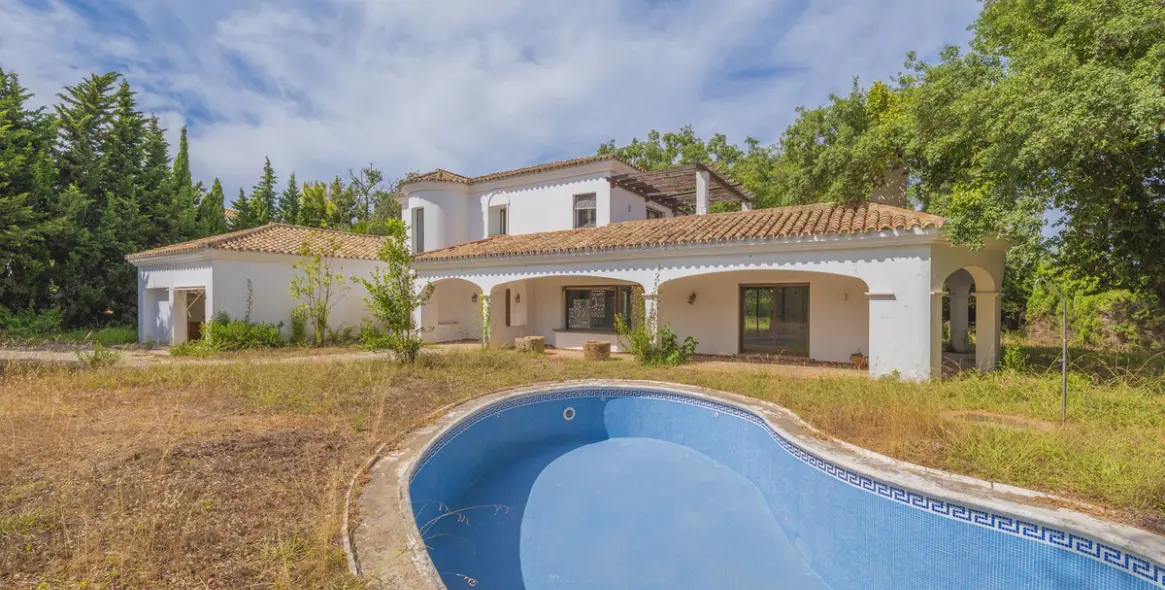 Продажа  отдельно стоящей виллы в San Roque Club 1