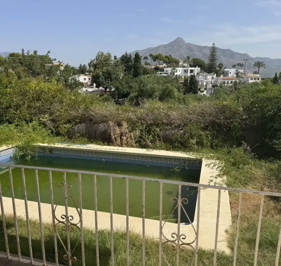 Venta de villa independiente en Nueva Andalucía