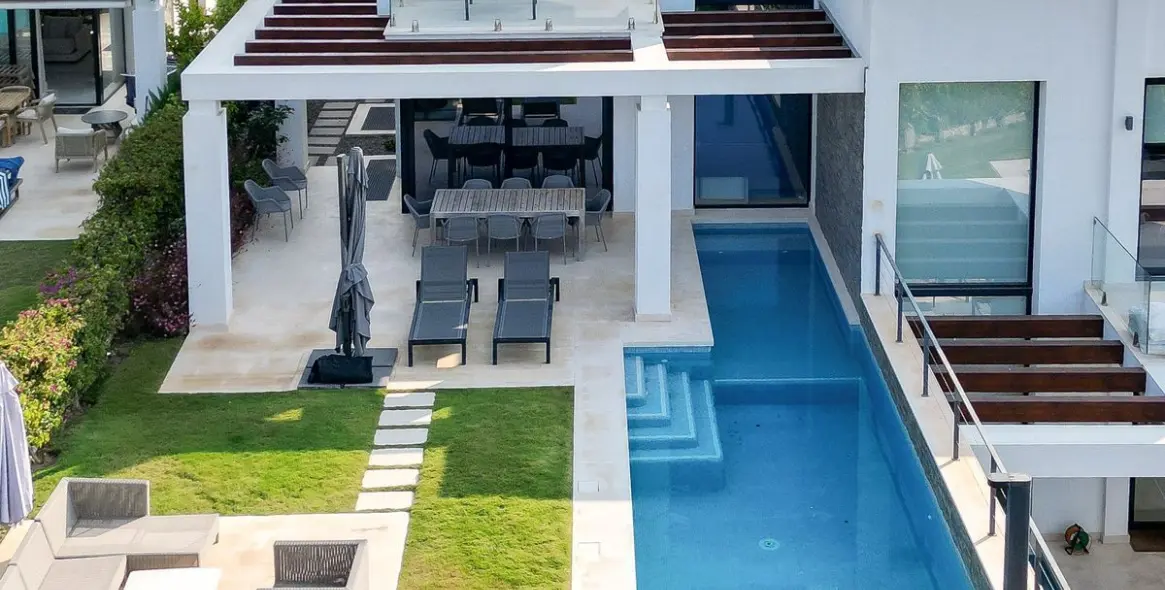 Продажа дома на две семьи в Cabopino 1