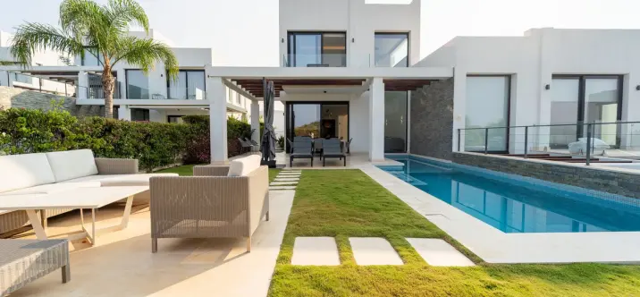 Продажа дома на две семьи в Cabopino 1