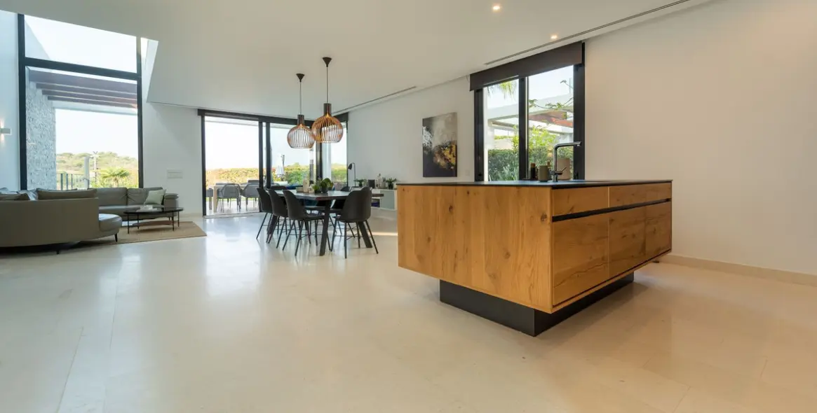 Продажа дома на две семьи в Cabopino 5