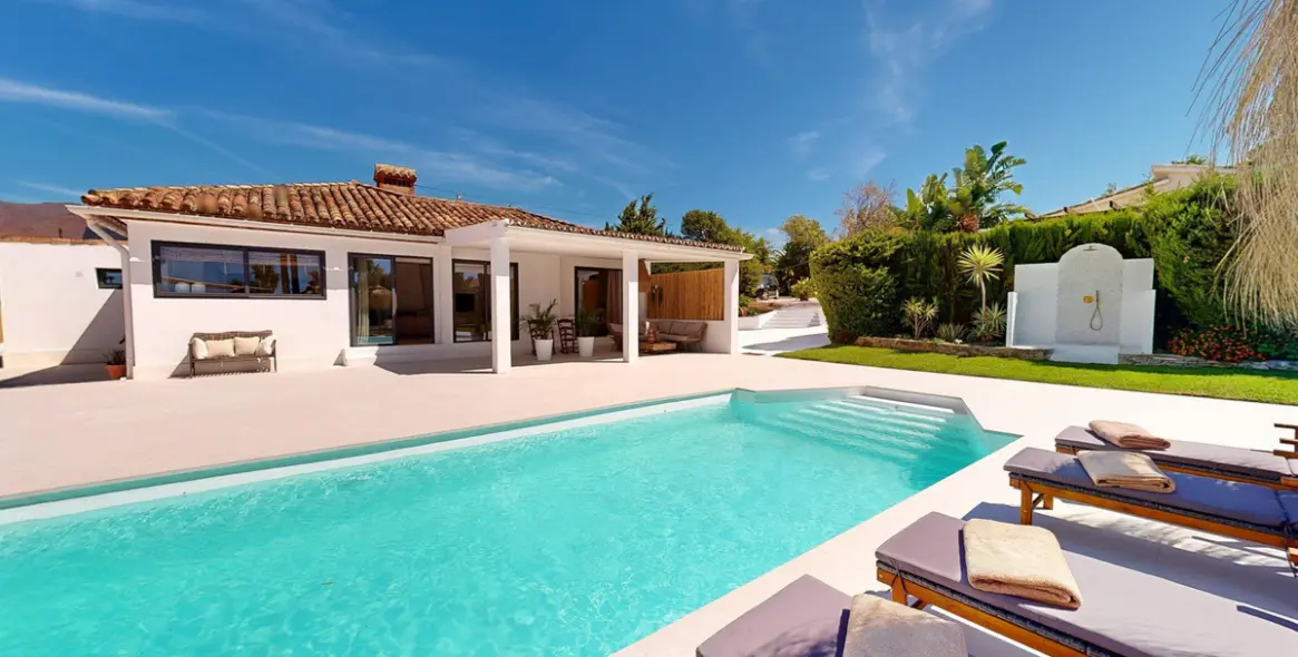 Продажа  отдельно стоящей виллы в Estepona 1