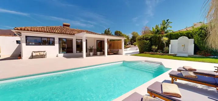 Продажа  отдельно стоящей виллы в Estepona 0