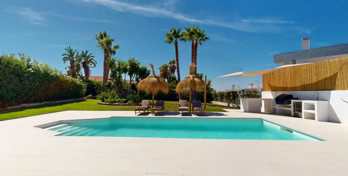 Продажа  отдельно стоящей виллы в Estepona 2