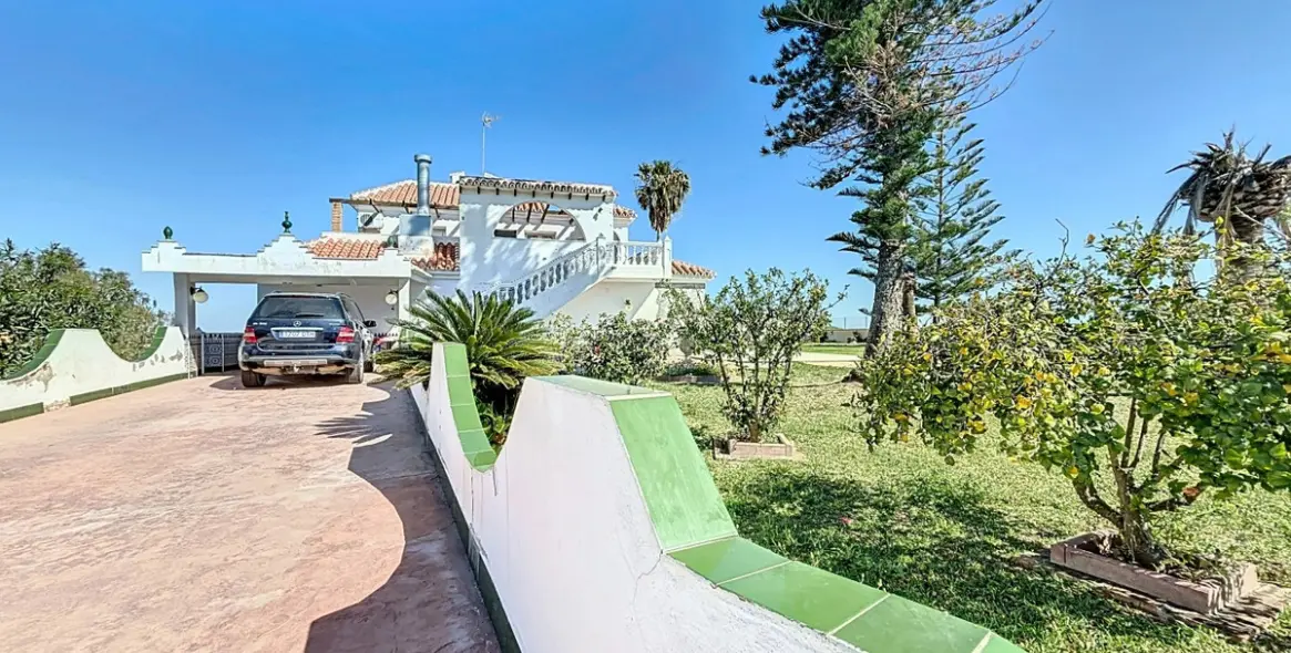 Venta de villa independiente en Almayate 2