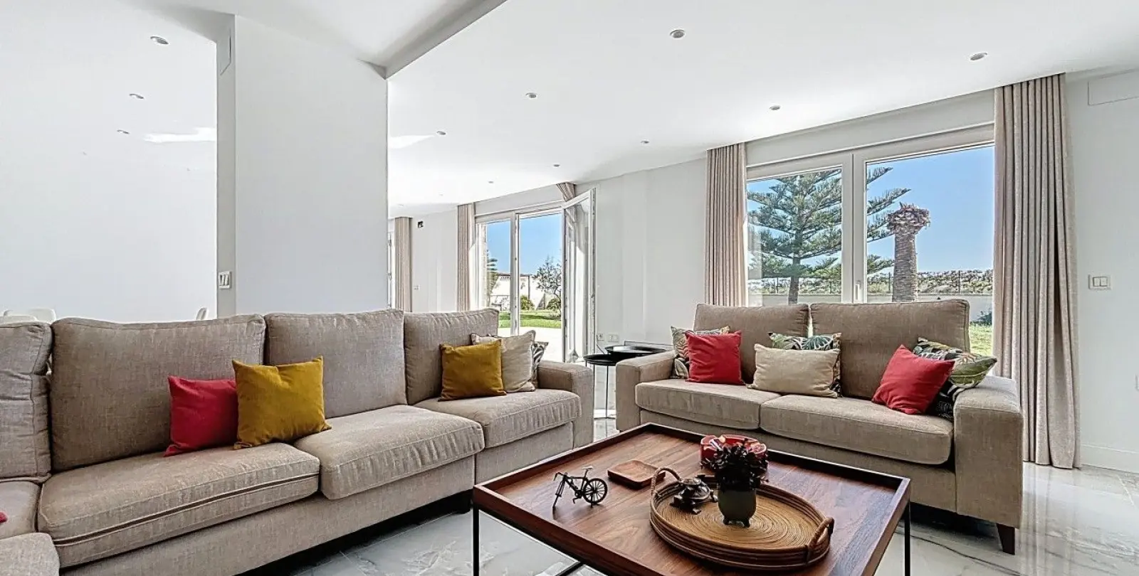 Sale of detached villa in Almayate 1