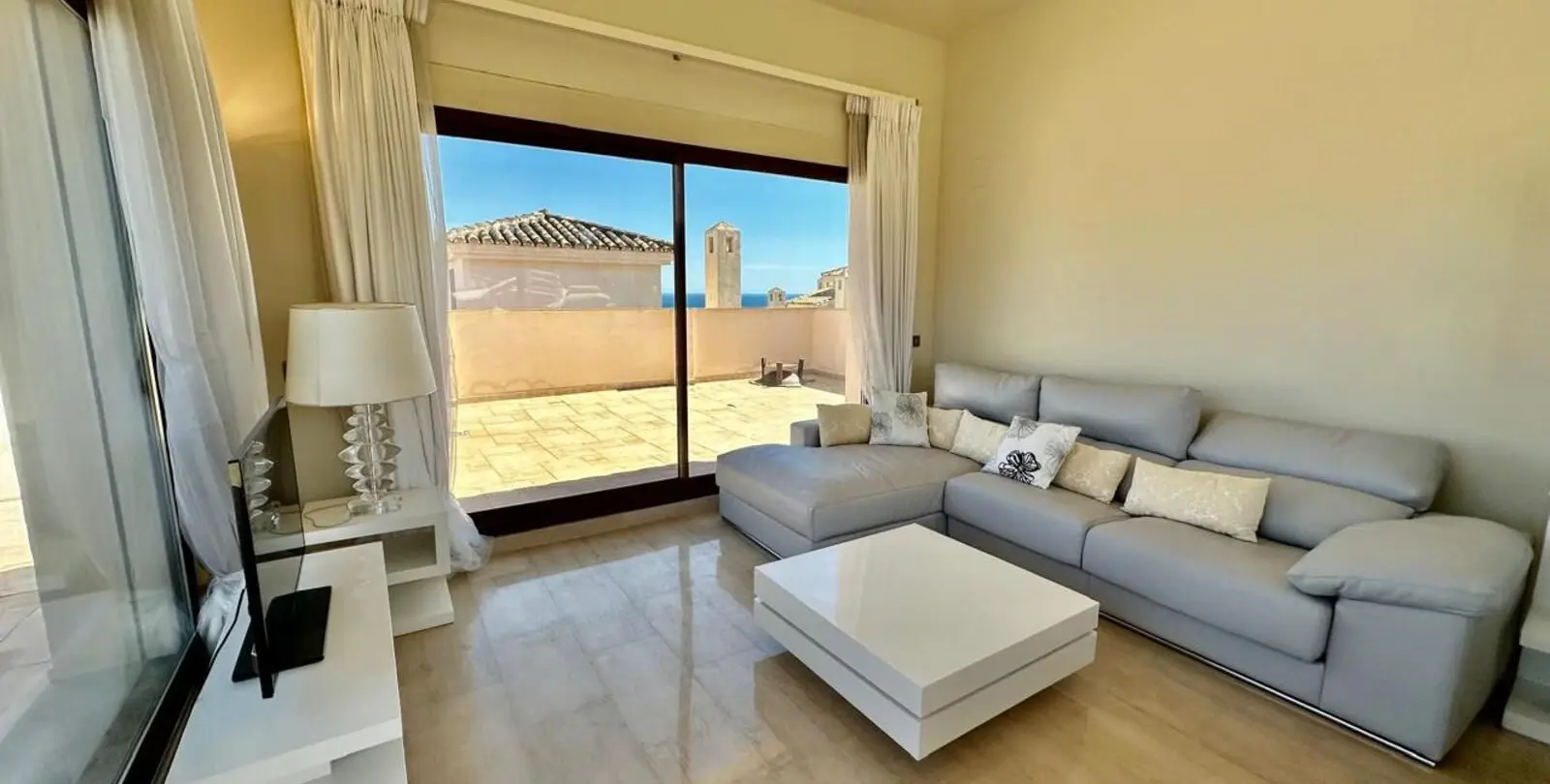 Venta de ático dúplex en Nueva Andalucía 18