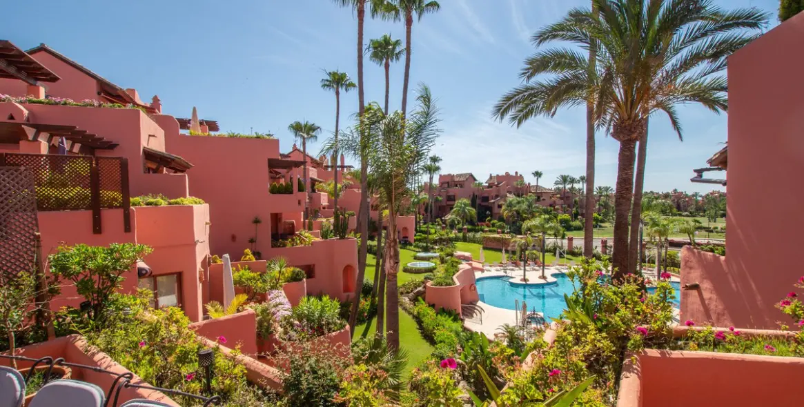 Venta de apartamento en planta baja en New Golden Mile 18