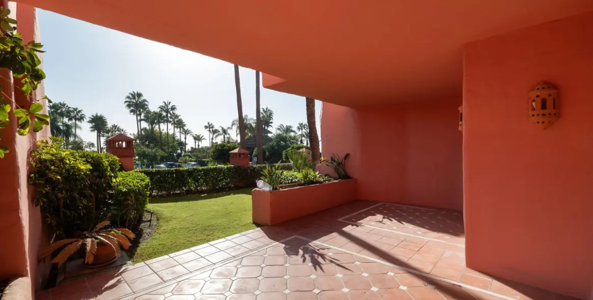 Venta de apartamento en planta baja en New Golden Mile 7