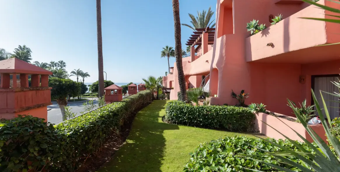 Venta de apartamento en planta baja en New Golden Mile 8