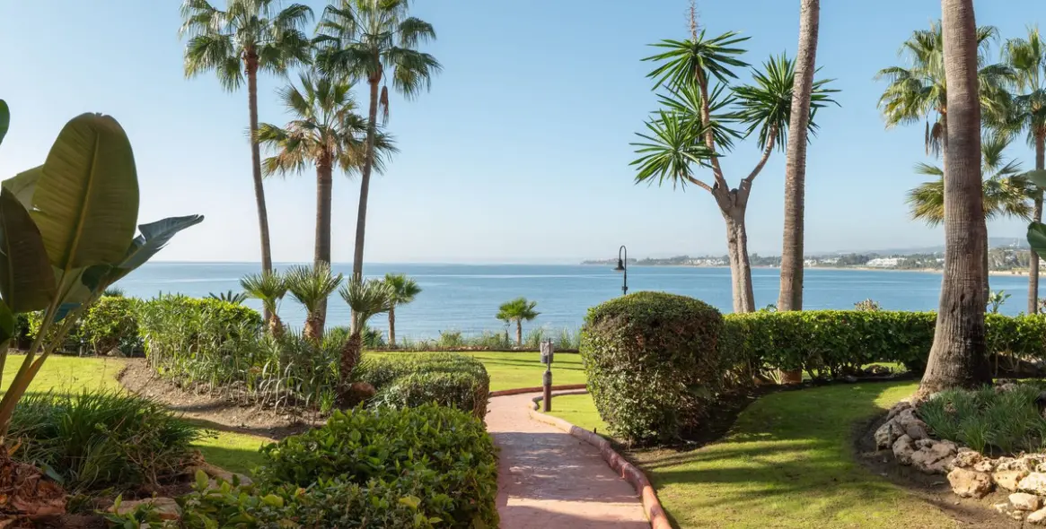 Продажа апартаментов на первом этаже в New Golden Mile 21