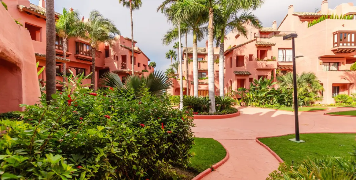 Продажа апартаментов на первом этаже в New Golden Mile 24