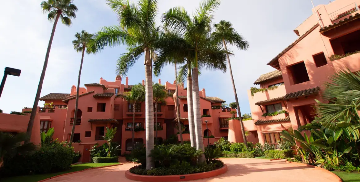 Продажа апартаментов на первом этаже в New Golden Mile 25