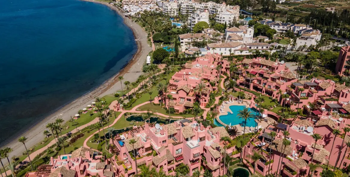 Продажа апартаментов на первом этаже в New Golden Mile 26