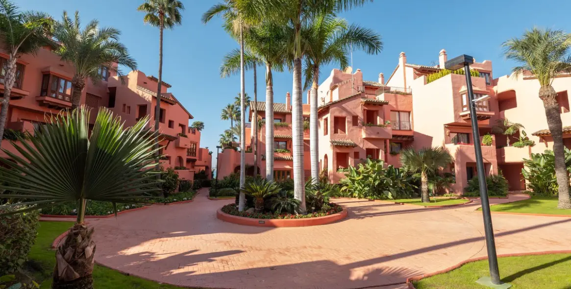 Продажа апартаментов на первом этаже в New Golden Mile 27