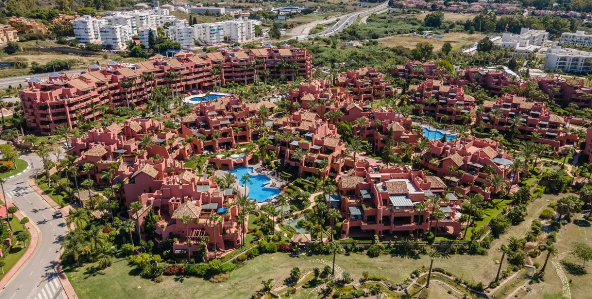 Продажа апартаментов на первом этаже в New Golden Mile 29