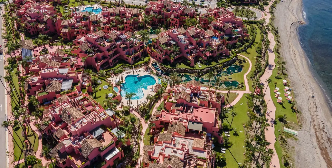 Продажа апартаментов на первом этаже в New Golden Mile 30