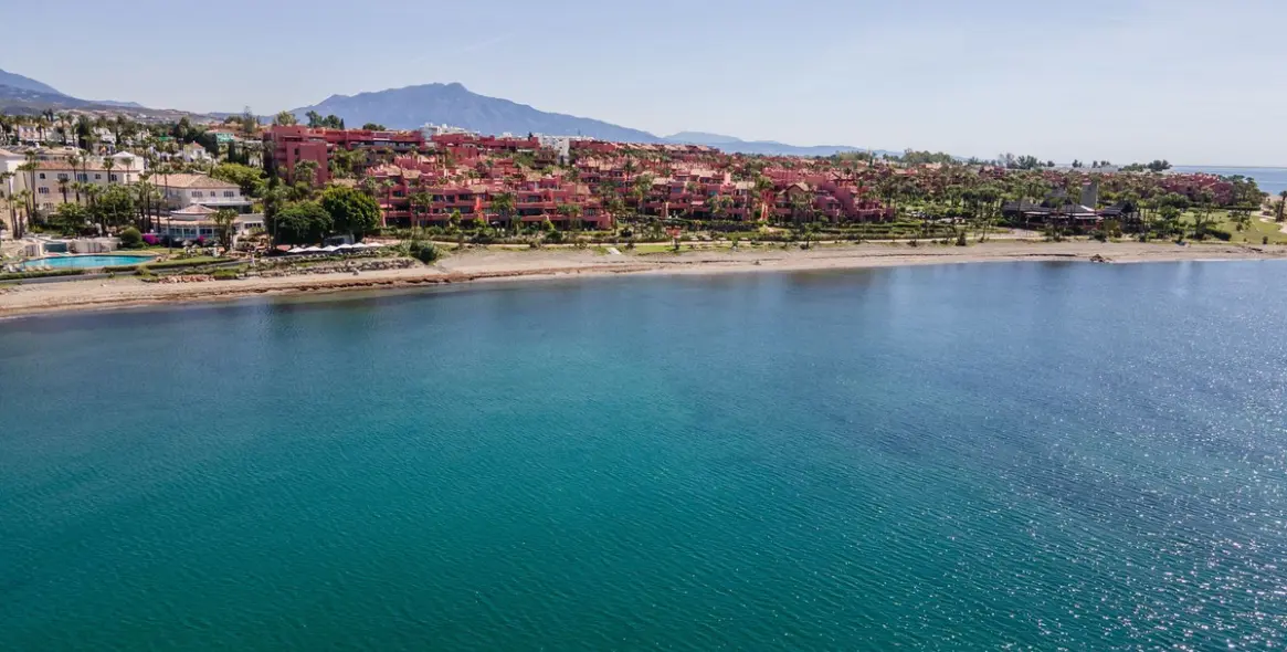 Продажа апартаментов на первом этаже в New Golden Mile 31