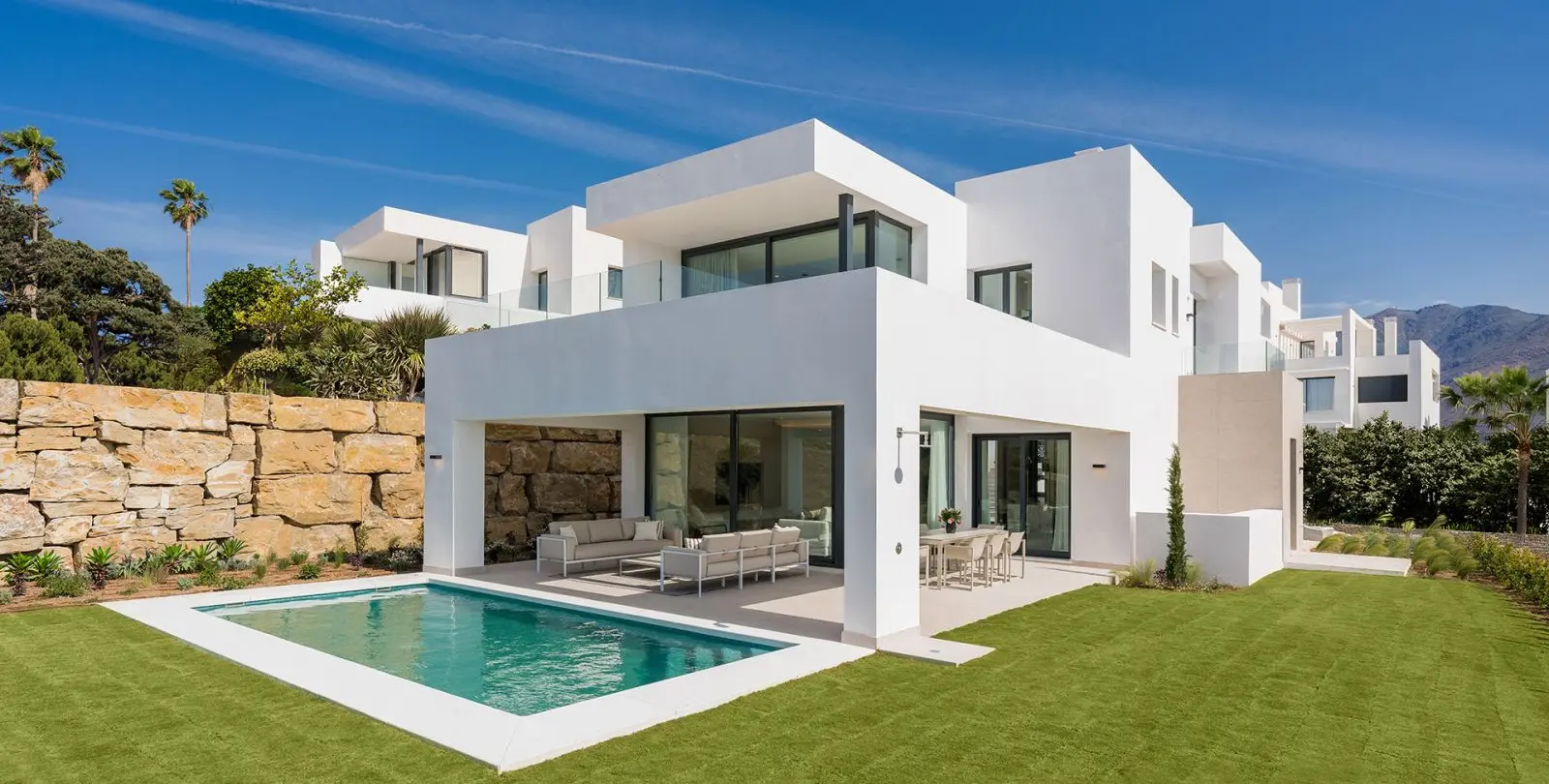 Sale of detached villa in Estepona 1