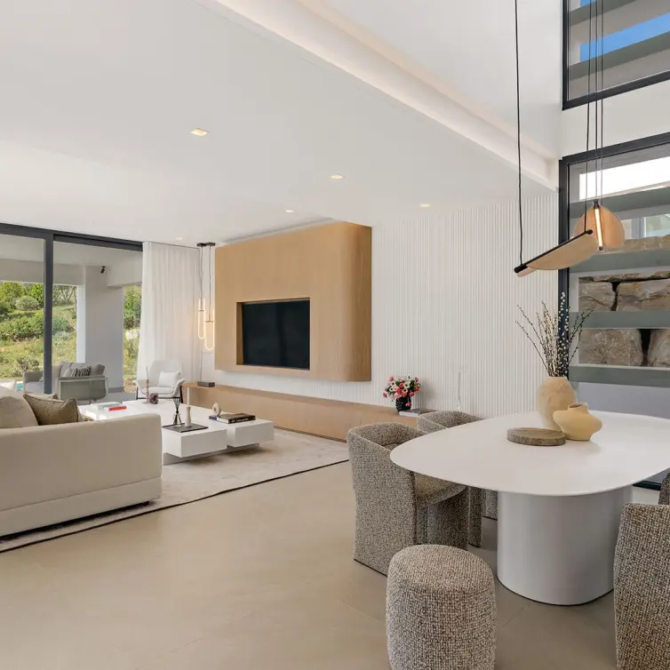 Sale of detached villa in Estepona