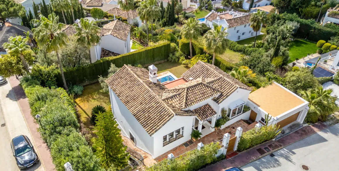 Sale of detached villa in Istán 1