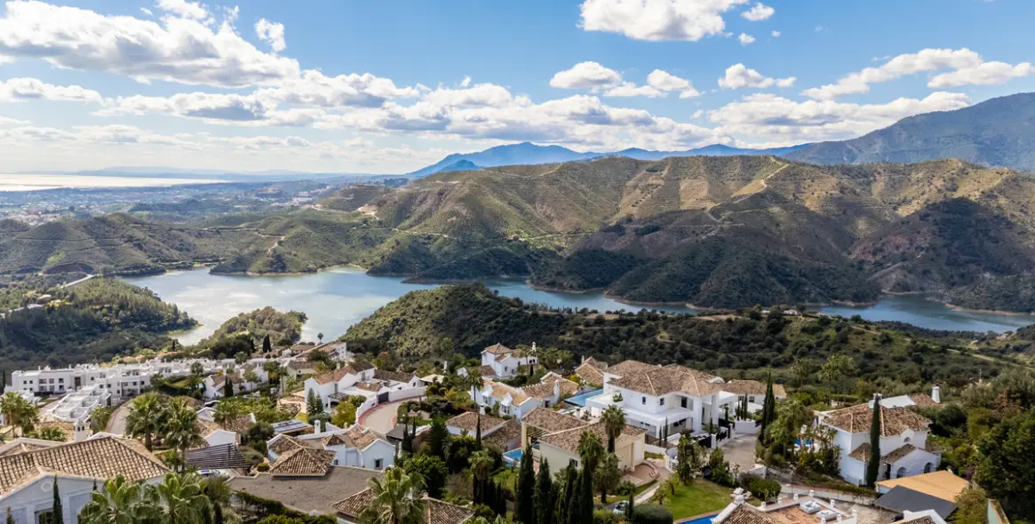 Sale of detached villa in Istán 2