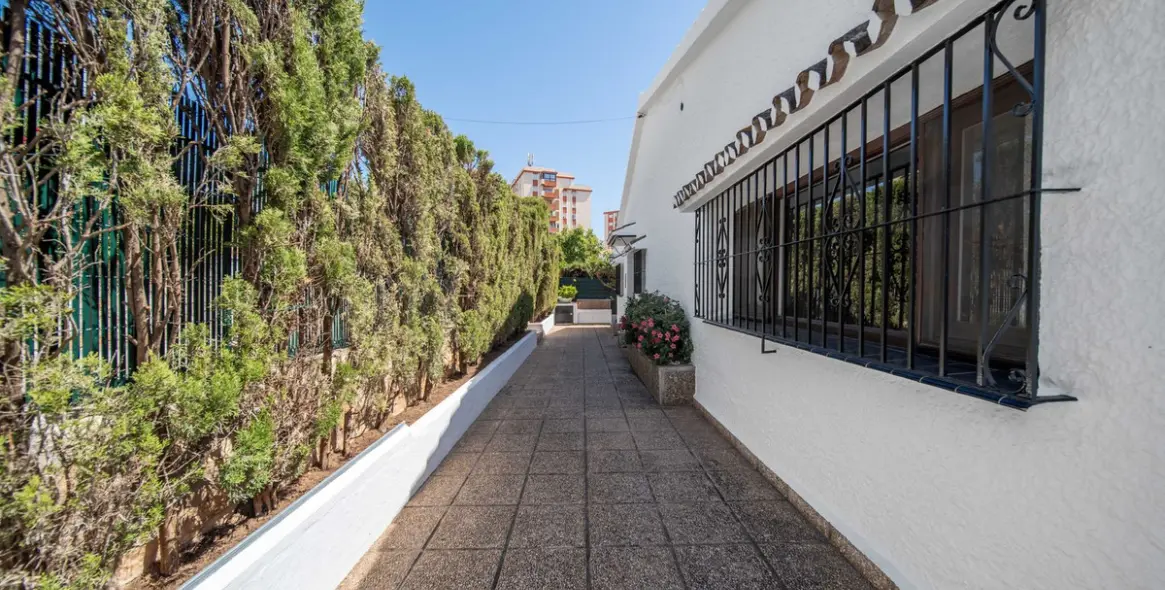 Продажа  отдельно стоящей виллы в Fuengirola 41