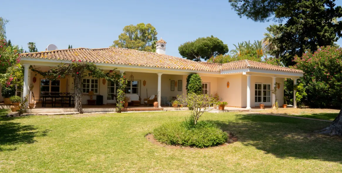 Продажа  отдельно стоящей виллы в Estepona (район El Paraiso) 1