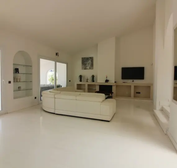 Продажа  отдельно стоящей виллы в Benalmadena