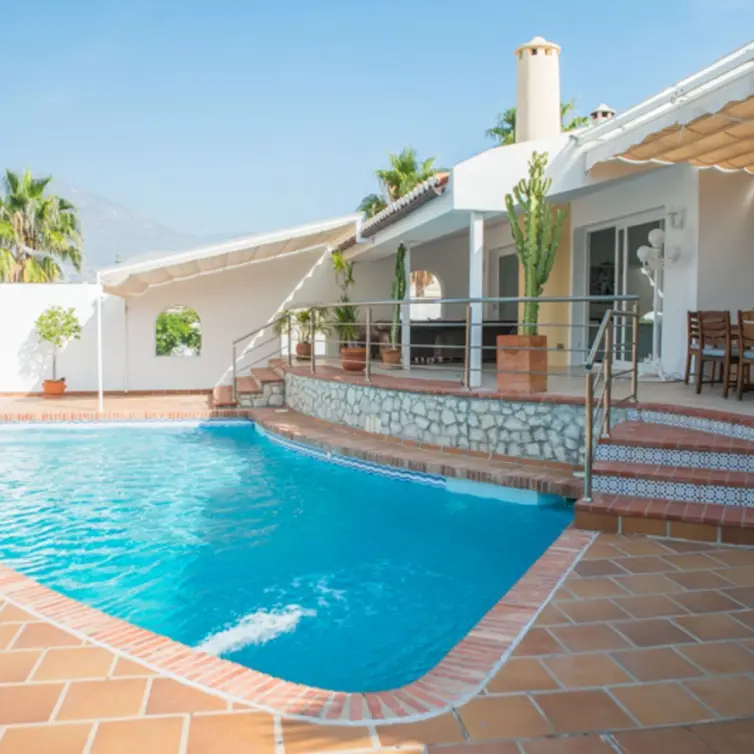 Sale of detached villa in Benalmadena