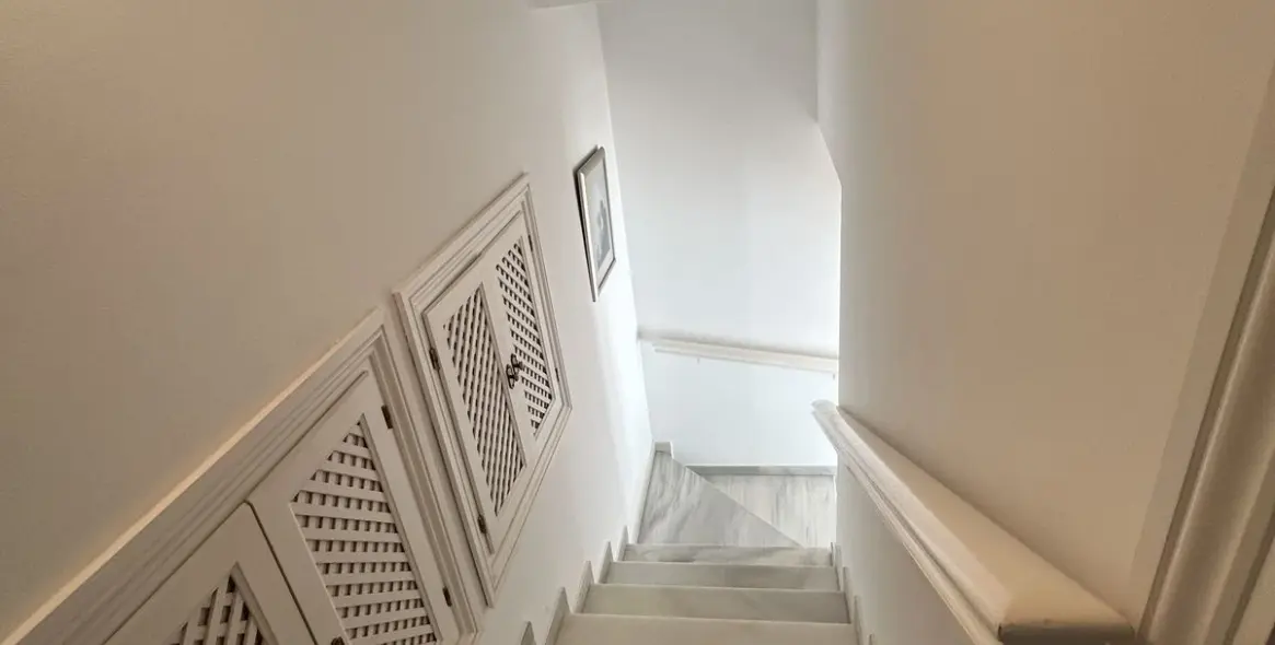 Продажа  отдельно стоящей виллы в Marbella East (район Elviria) 15