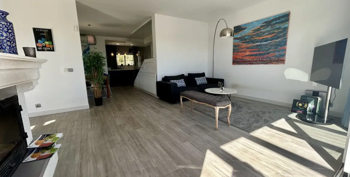 Sale of detached villa in Elviria 25