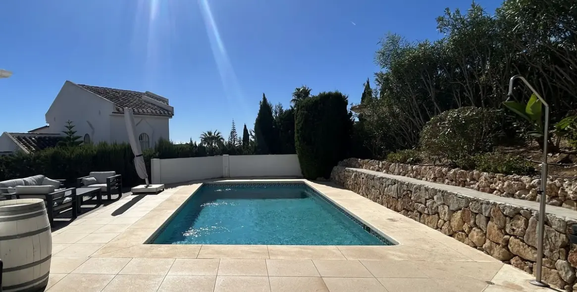 Sale of detached villa in Elviria 28