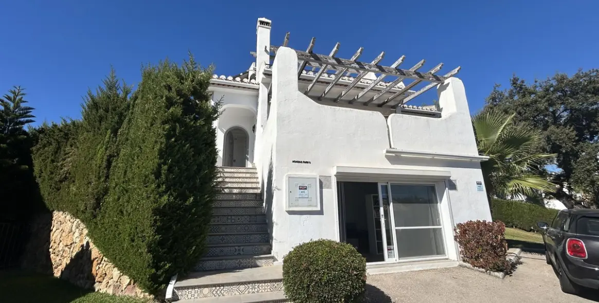 Sale of detached villa in Elviria 37