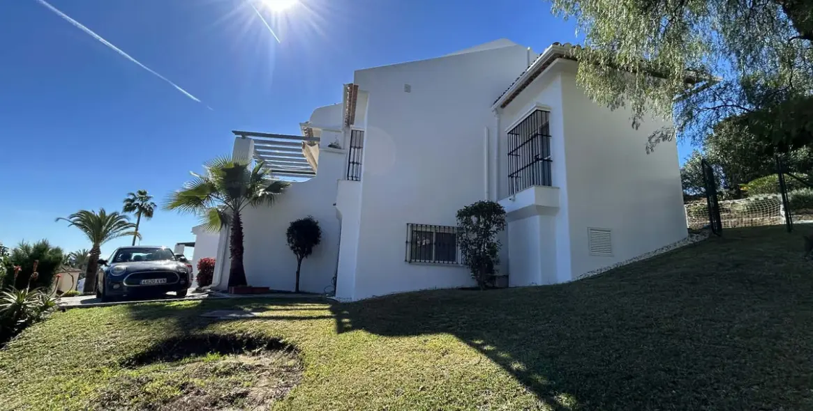 Sale of detached villa in Elviria 38