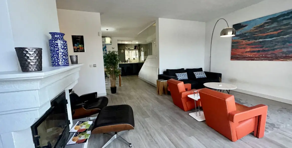 Sale of detached villa in Elviria 42