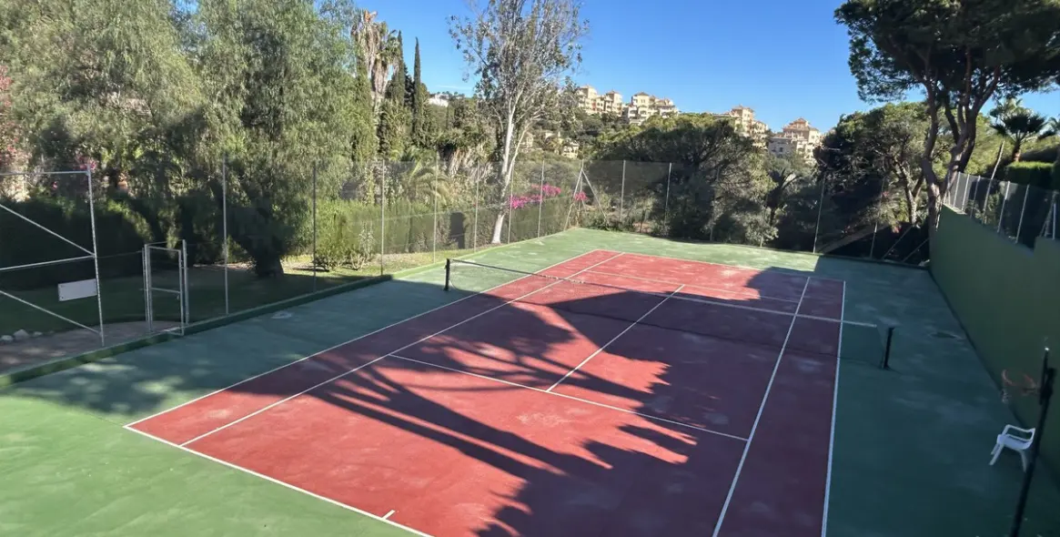 Sale of detached villa in Elviria 44