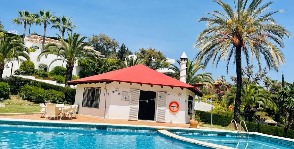 Sale of detached villa in Elviria 46