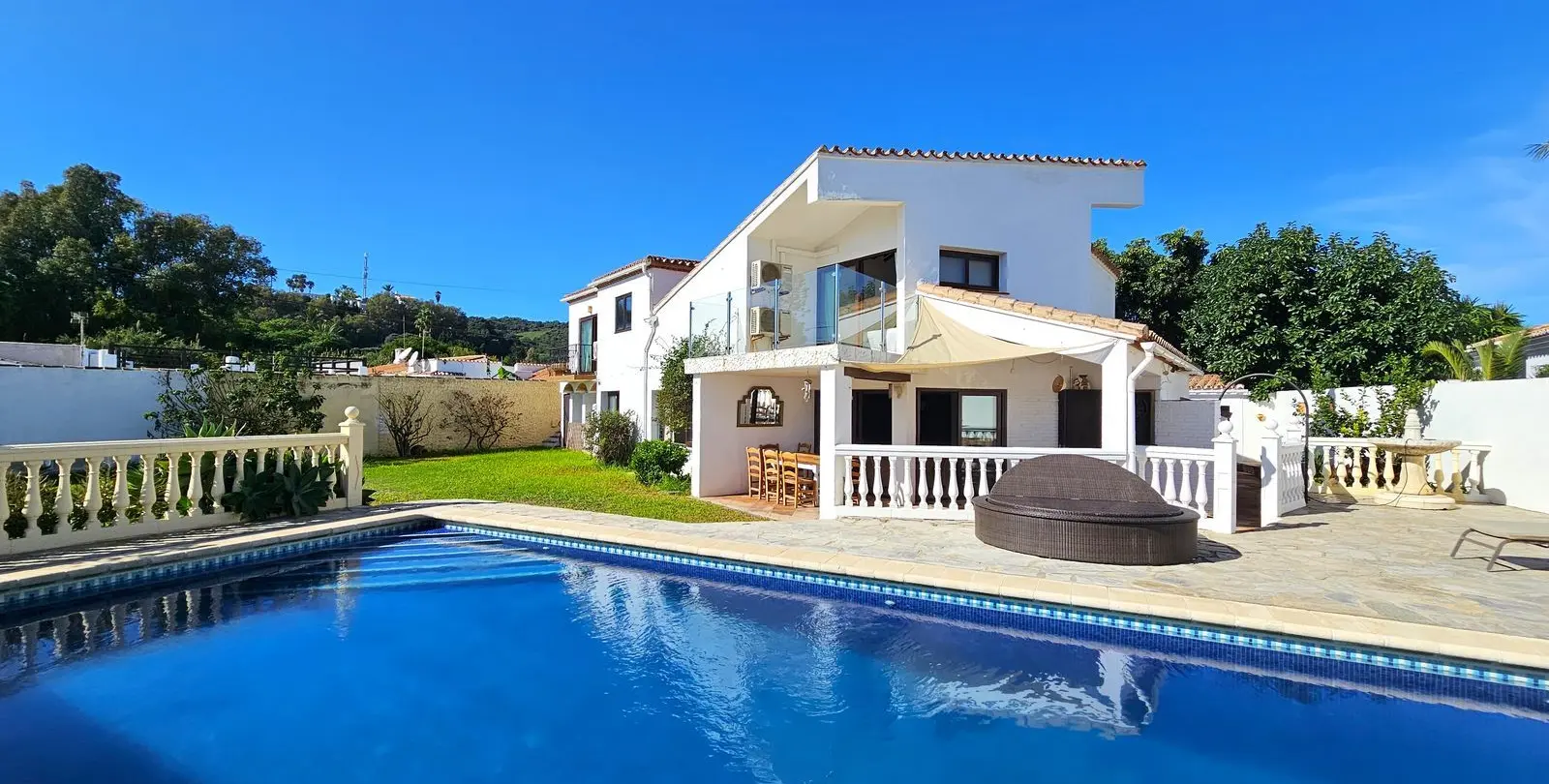 Продажа  отдельно стоящей виллы в Estepona 2