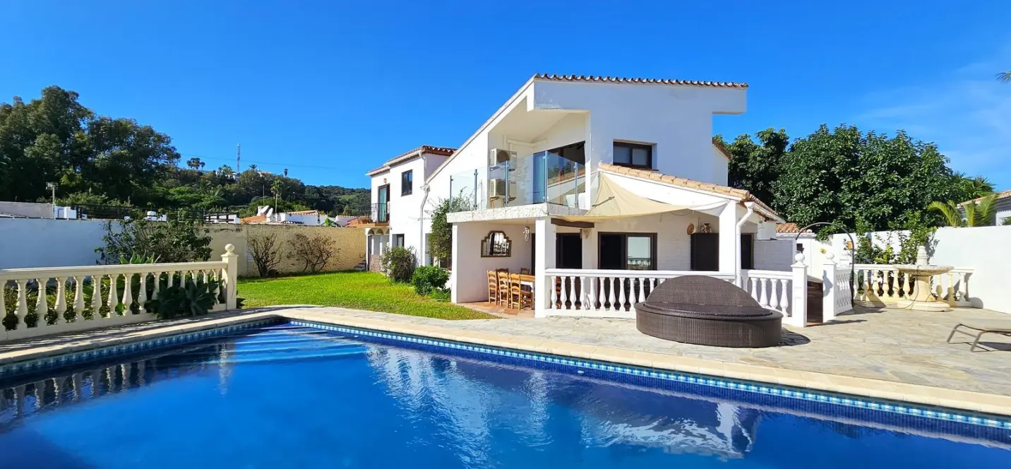 Venta de villa independiente en Estepona 1