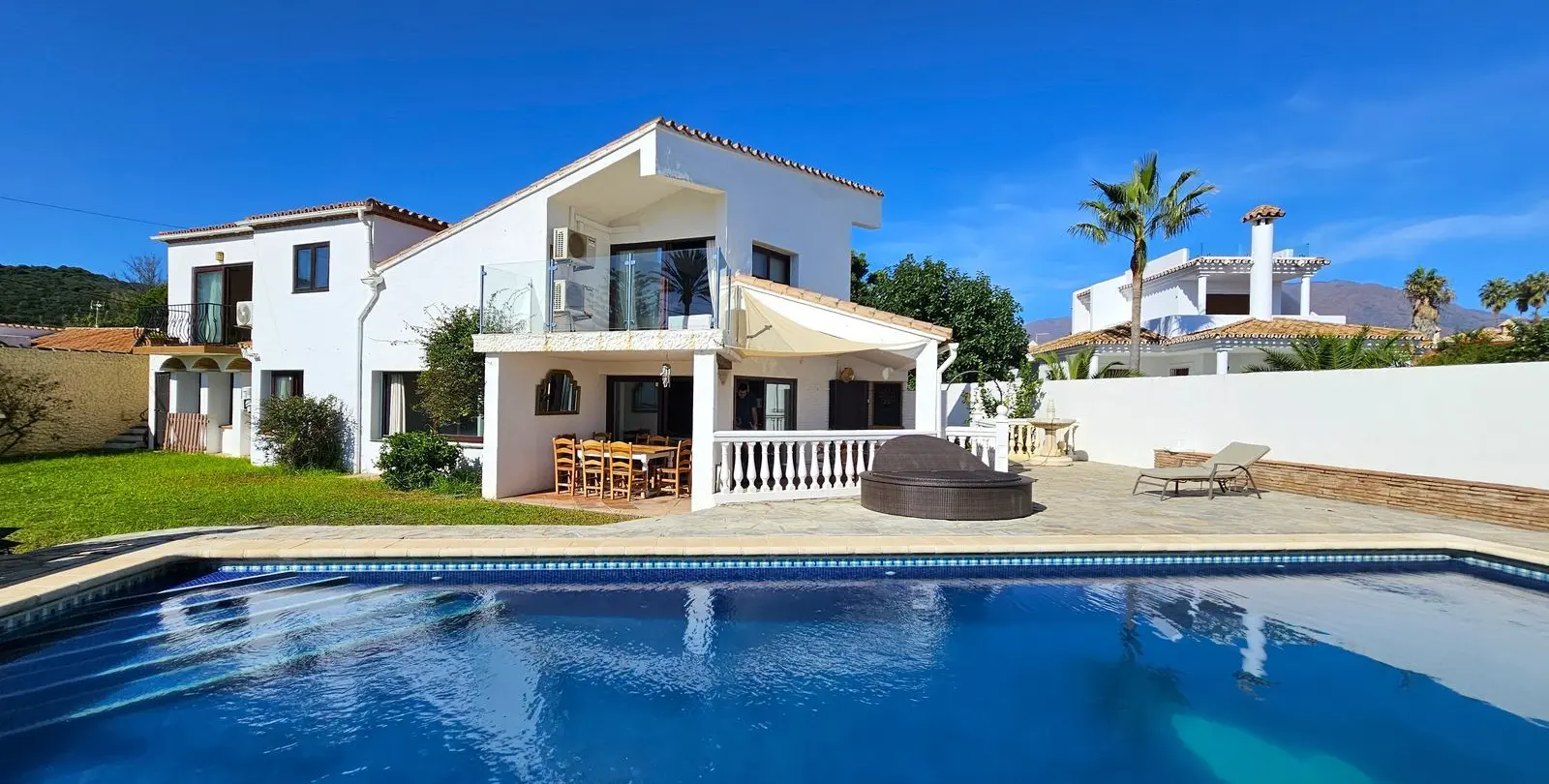 Продажа  отдельно стоящей виллы в Estepona 28
