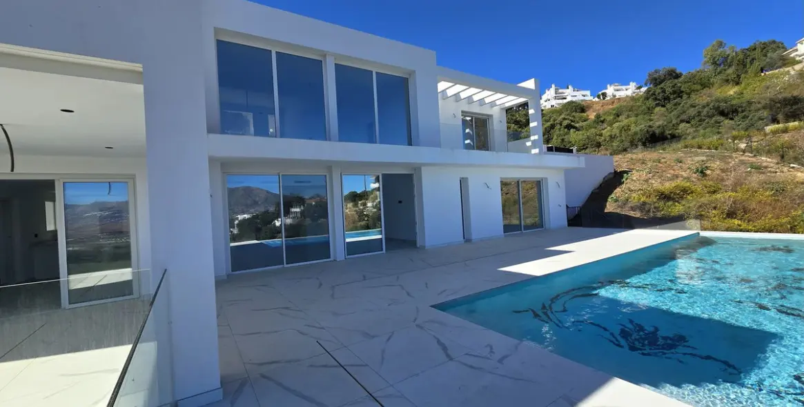 Sale of detached villa in Marbella East (district La Mairena) 1