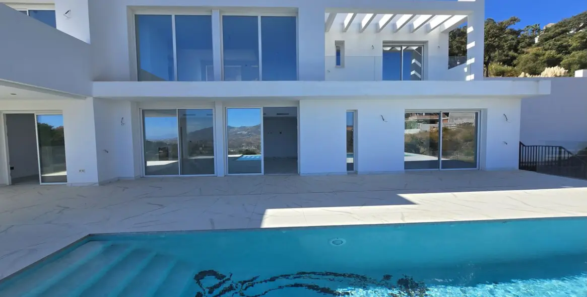 Продажа  отдельно стоящей виллы в La Mairena 11